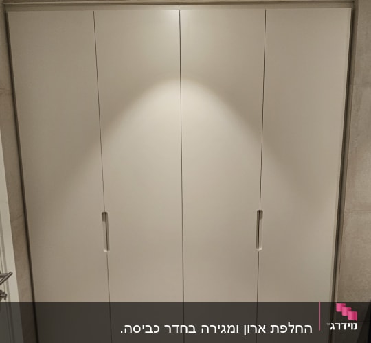 ארון עץ עם דלתות לבנות וידיות מתכת